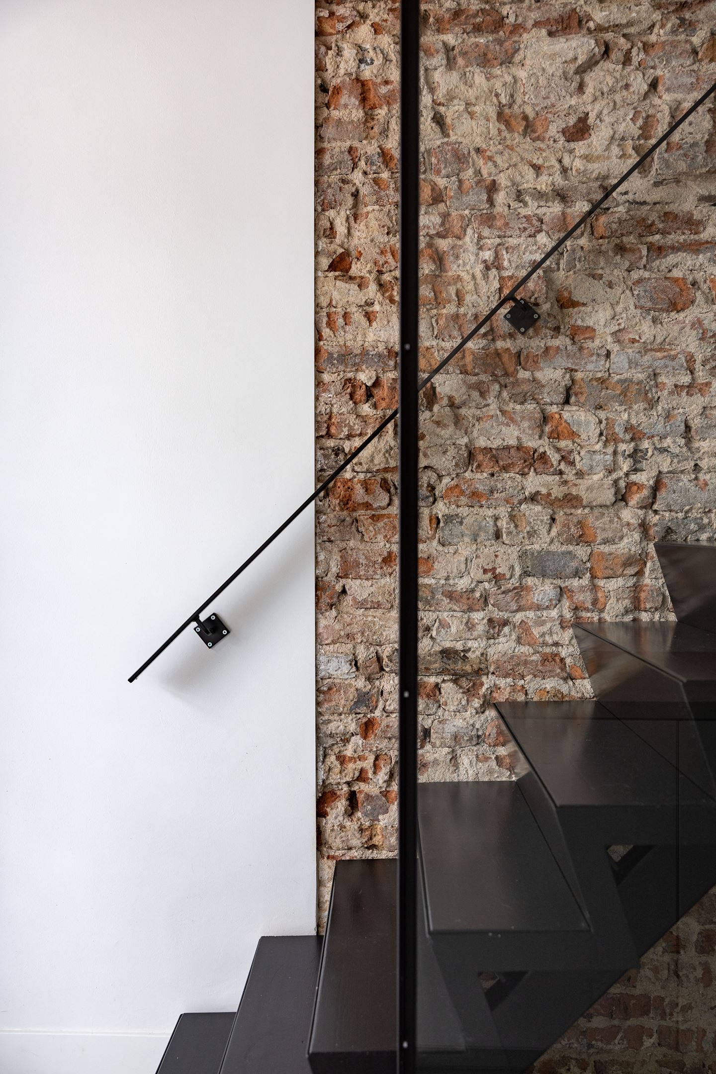 Moderne Loft In Historisch Pand Trap Staal Glas Industrieel Stucwerk Baksteen Contrast Hout ©Tijmenbos Architecten