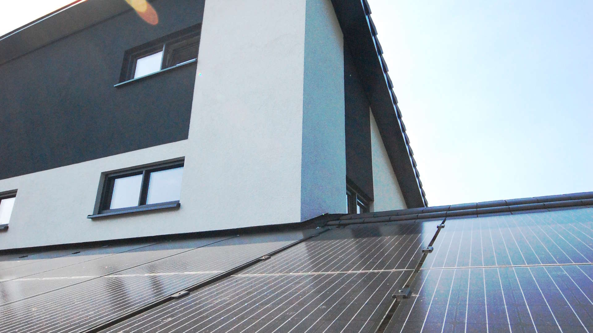 Verbouwing Moderne Woning Architectuur Geïntegreerde Zonnepanelen Ontwerp Raalte Vlakke Pan Antraciet © Tijmen Bos Architecten Deventer