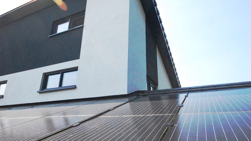 Verbouwing Moderne Woning Architectuur Geïntegreerde Zonnepanelen Ontwerp Raalte Vlakke Pan Antraciet © Tijmen Bos Architecten Deventer