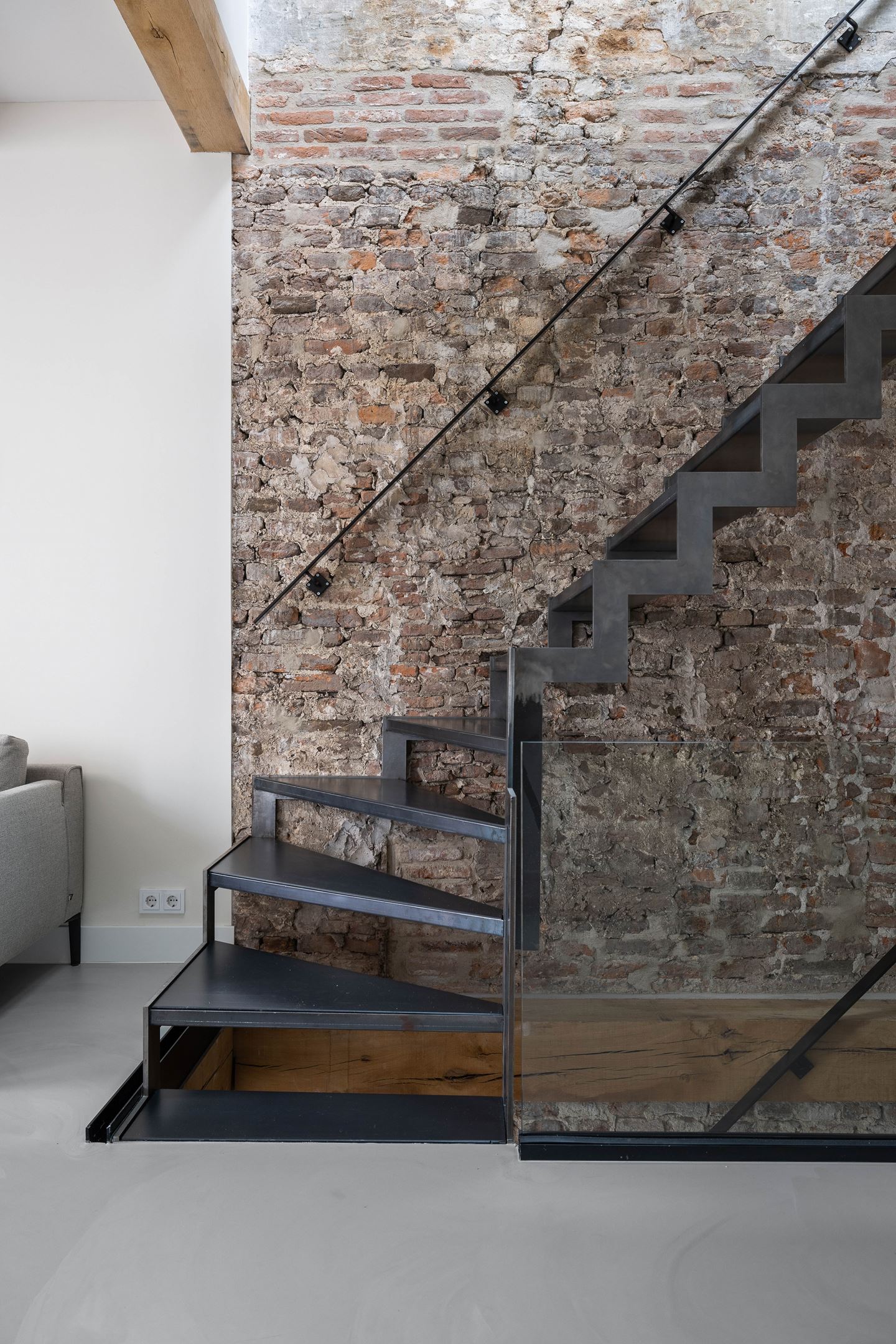 Moderne Loft In Historisch Pand Trap Staal Glas Industrieel Contrast Hout ©Tijmenbos Architecten