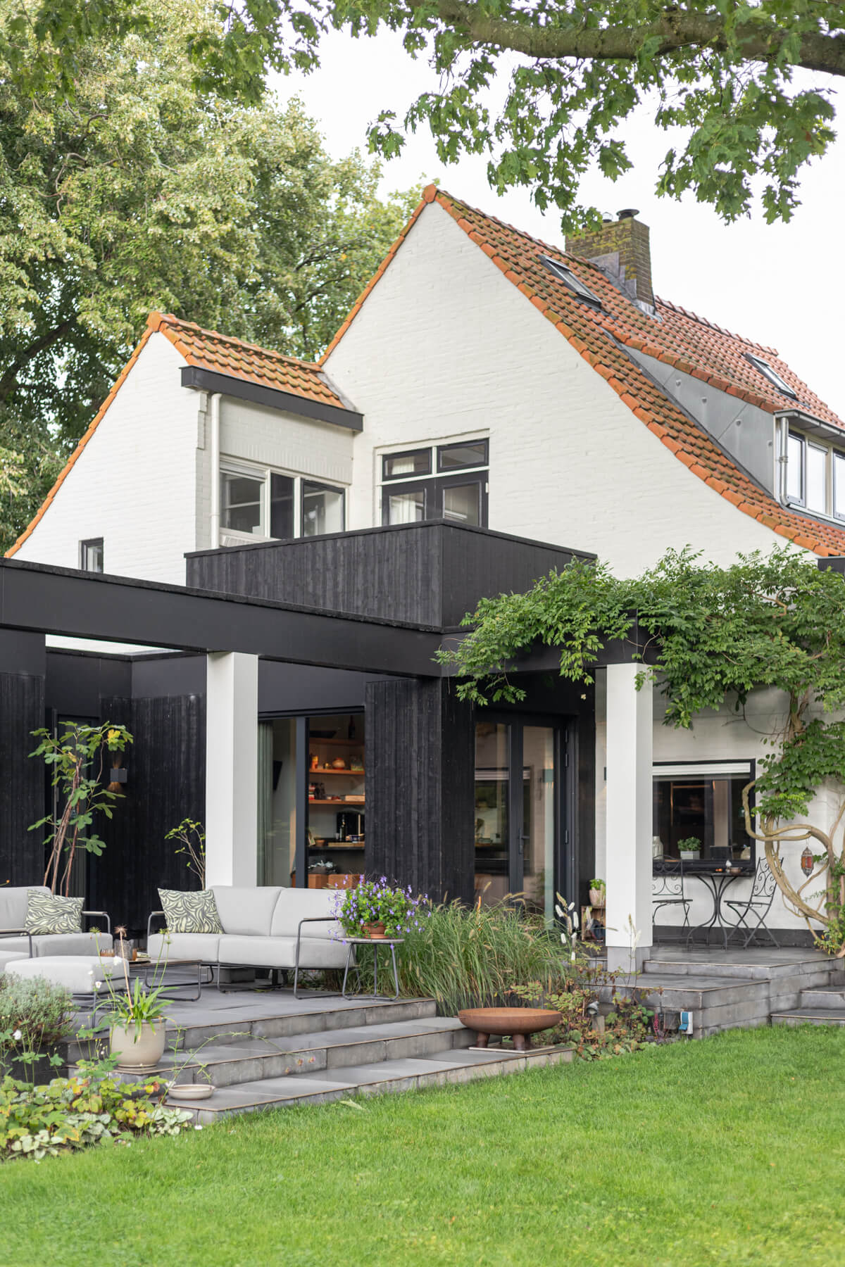 Moderne Aanbouw Constrast Klassieke Villa Zwart Wit Terras ©Tijmen Bos Architecten