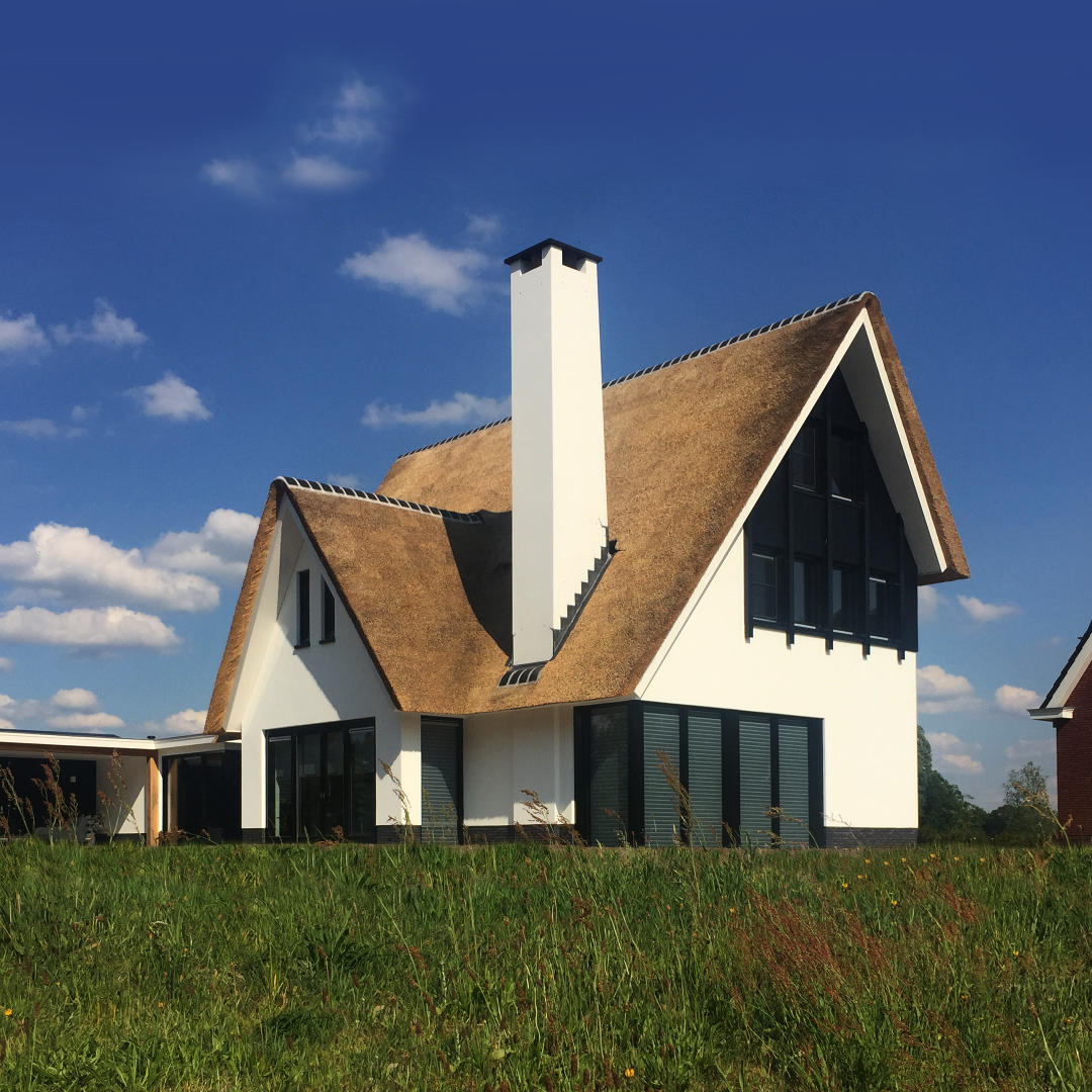 Nieuwbouw Villa Moderne Rieten Kap Wit Stucwerk Zwarte Hout Schoorsteen ©Tijmen Bos Architecten 1080X1080