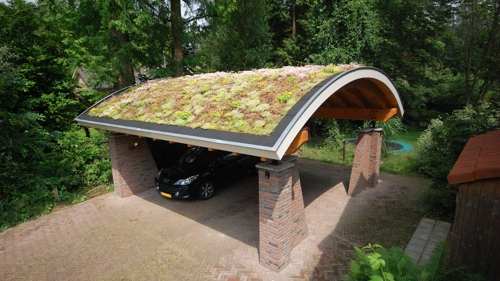 Dubbele Carport Bij Woning Metselwerk Penanten Rond Dak Begroeid Dak Gelamineerd Hout Architectuur Ontwerp Overijssel ©Tijmen Bos Architecten