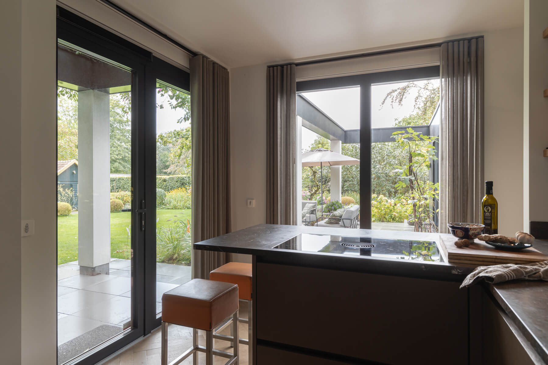 Verbouwing Keuken Verbinding Tuin Terras Kookeiland Schiereiland ©Tijmen Bos Architecten