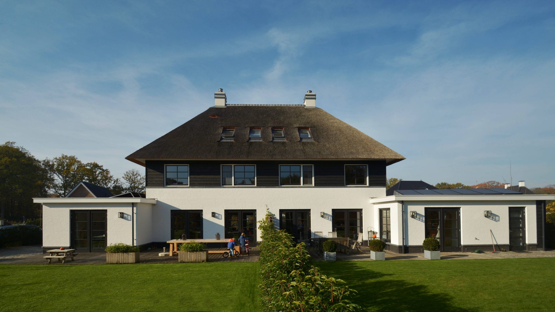 Nieuwbouw Woonhuis Riet Hout Landelijk Wit Twee Onder Een Kap Eenheid Uitstraling Tuinontwerp Luxe Ontwerp ©Tijmen Bos Architecten3