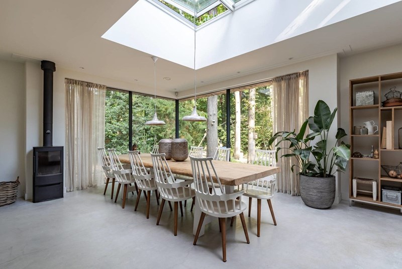Bosvilla Getransformeerd Met Natuursteen En Glas Uitzicht Eetkamer Modern Robuust Lichtstraat©Tijmen Bos Architecten7
