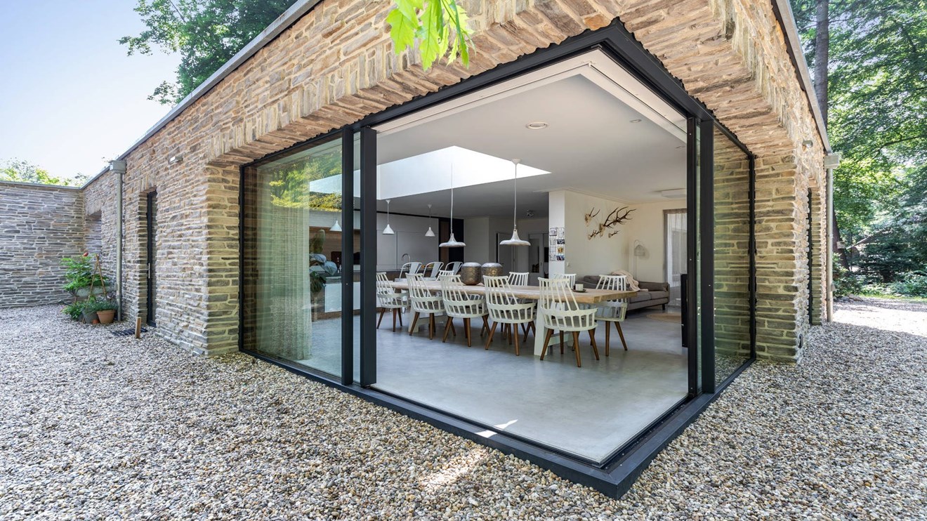 Bosvilla Getransformeerd Met Natuursteen En Glas Tuinkamer Binnen Buiten Modern Robuust ©Tijmen Bos Architecten
