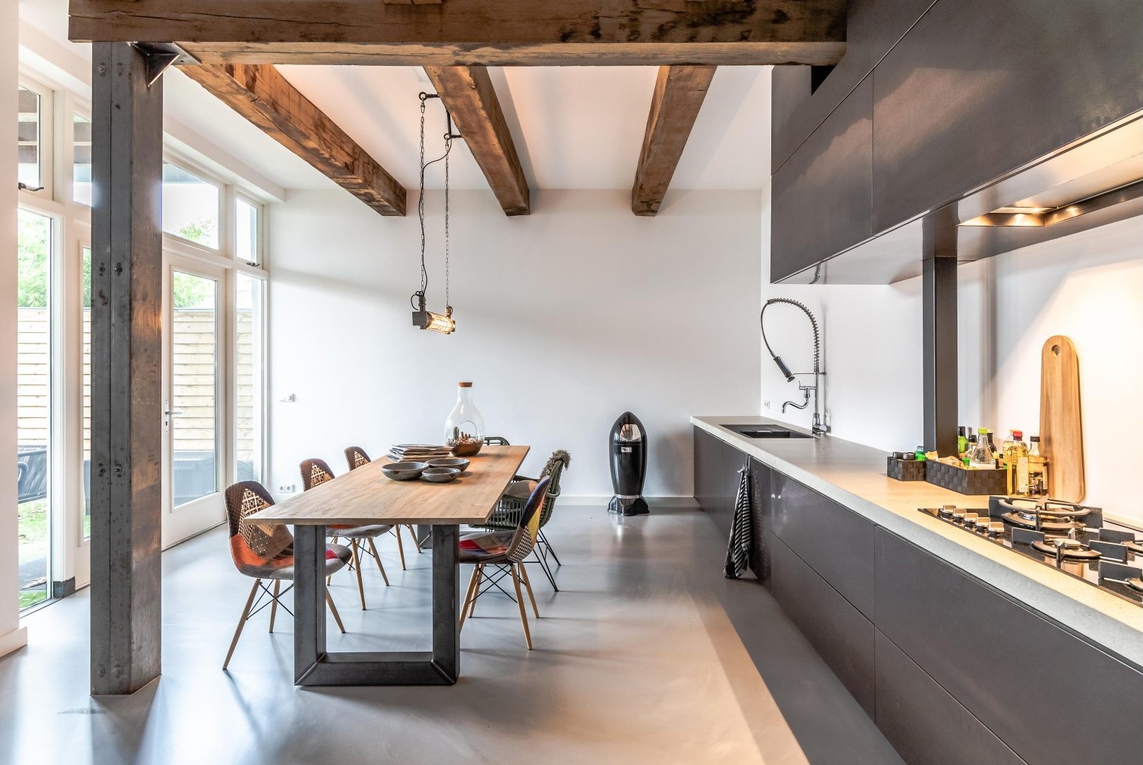 Loft Verbouwing Interieur Industrieel Modern Beton Hout Staal Woonkeuken Eettafel Design ©Tijmen Bos Architecten Deventer