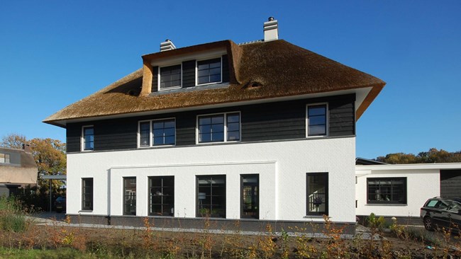 Nieuwbouw Woning Riet Landelijk Wit Metselwerk 2O1 Kap ©Tijmen Bos Architecten 1920X1080