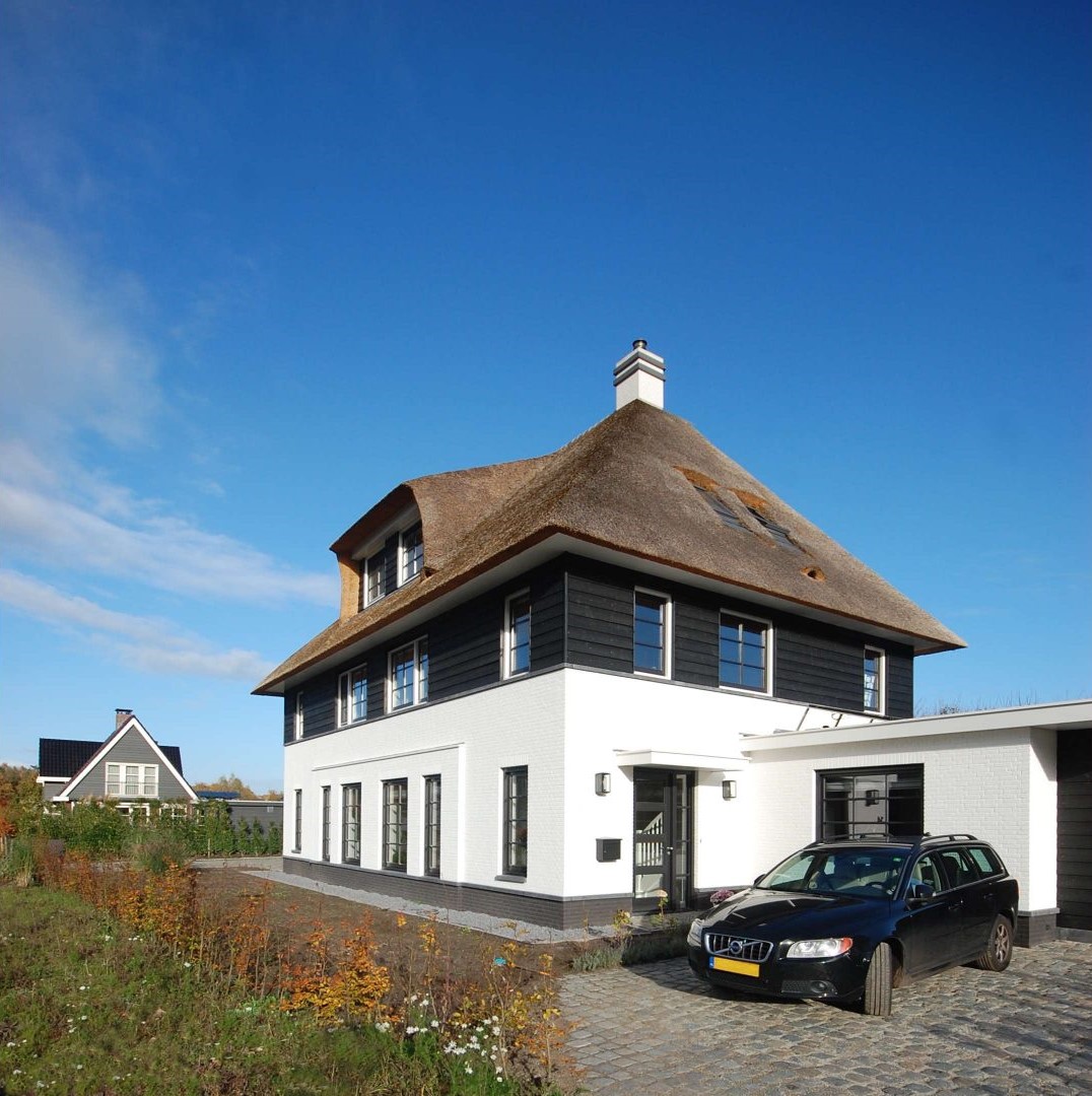 Nieuwbouw Woning Riet Landelijk Wit Metselwerk Luifel Entree 2O1 Kap ©Tijmen Bos Architecten1