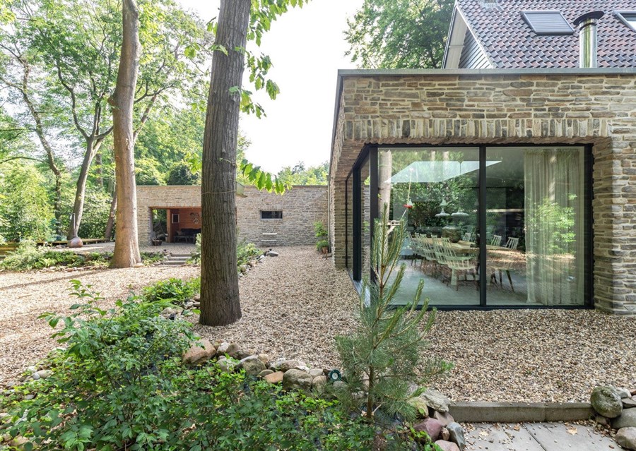 Bosvilla Getransformeerd Met Natuursteen En Glas Contrast Binnen Buiten Modern Robuust ©Tijmen Bos Architecten2