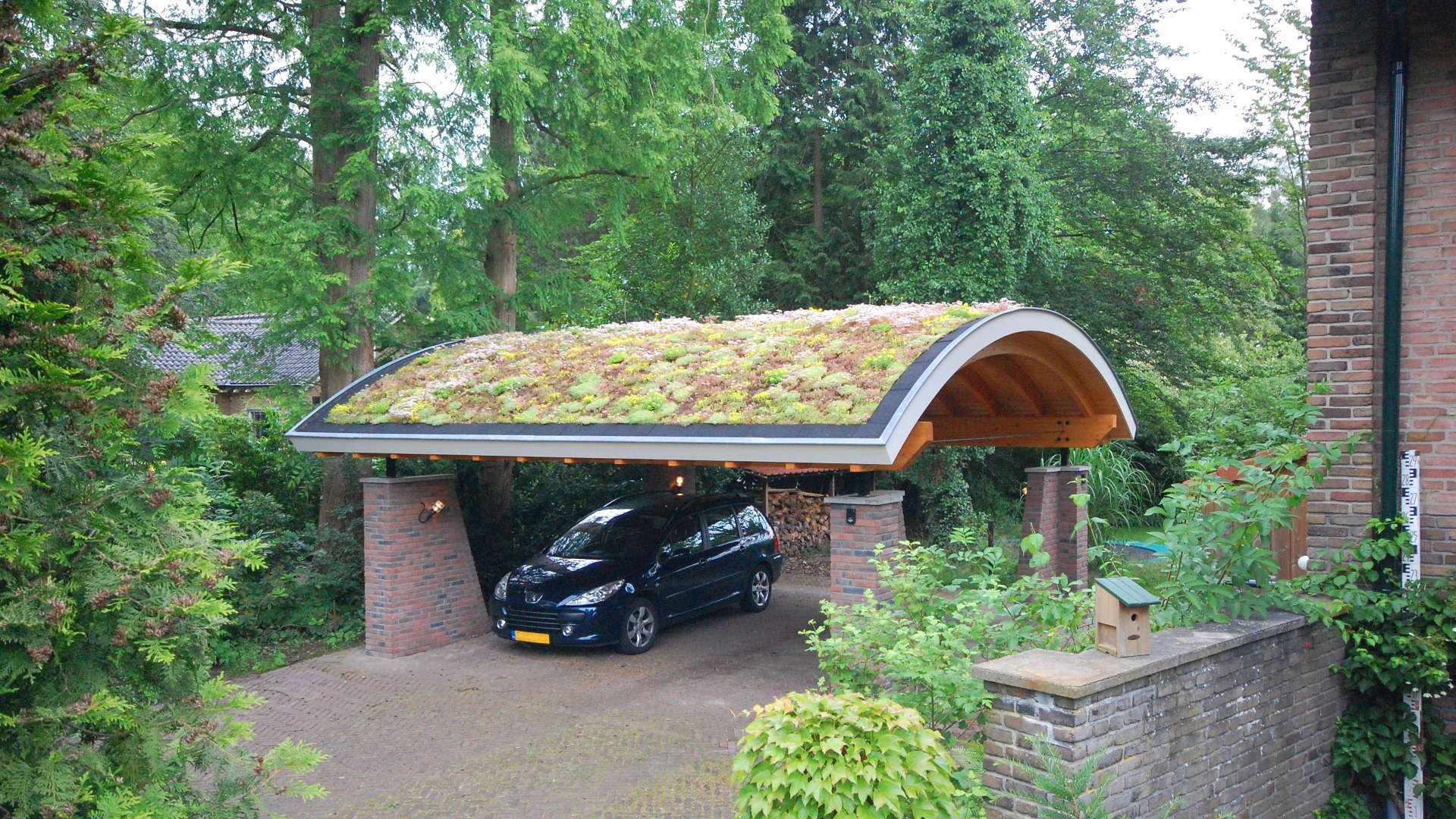 Carport Bij Woning Metselwerk Penanten Rond Dak Begroeid Dak Gelamineerd Hout Architectuur Ontwerp Deventer ©Tijmen Bos Architecten