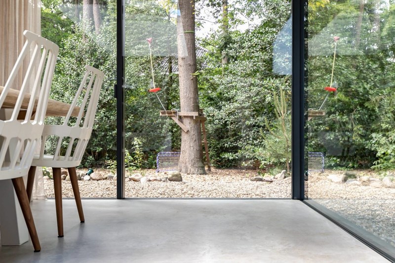 Bosvilla Getransformeerd Met Natuursteen En Glas Natuur Verbinding Betonvloer Modern Robuust ©Tijmen Bos Architecten4