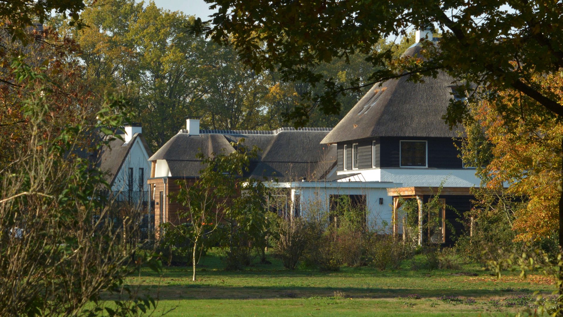 Nieuwbouw Woonhuis Riet Hout Landelijk Wit Twee Onder Een Kap Luxe Ontwerp Open Naar Tuin Licht ©Tijmen Bos Architecten4