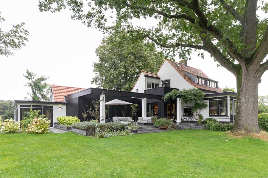 Moderne Aanbouw Contrast Landelijke Villa Zwart Hout Veranda ©Tijmen Bos Architecten