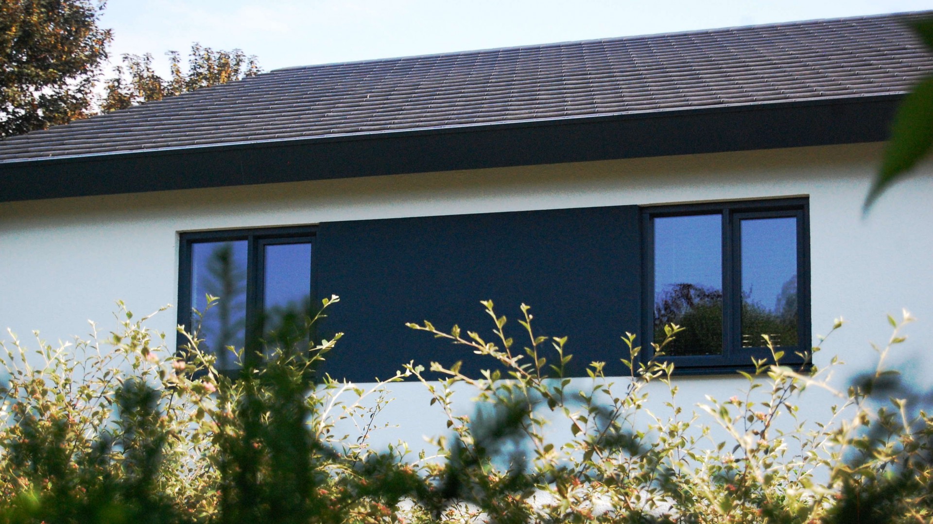 Verbouwing Moderne Woning Architectuur Ontwerpen Raalte Wit Stucwerk Vlakke Pan Antraciet © Tijmen Bos Architecten Deventer 1920X1080