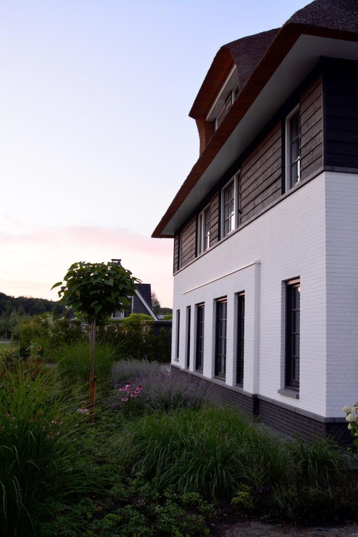 Nieuwbouw Woonhuis Riet Hout Landelijk Wit Twee Onder Een Kap Luxe Ontwerp Omgeving ©Tijmen Bos Architecten5