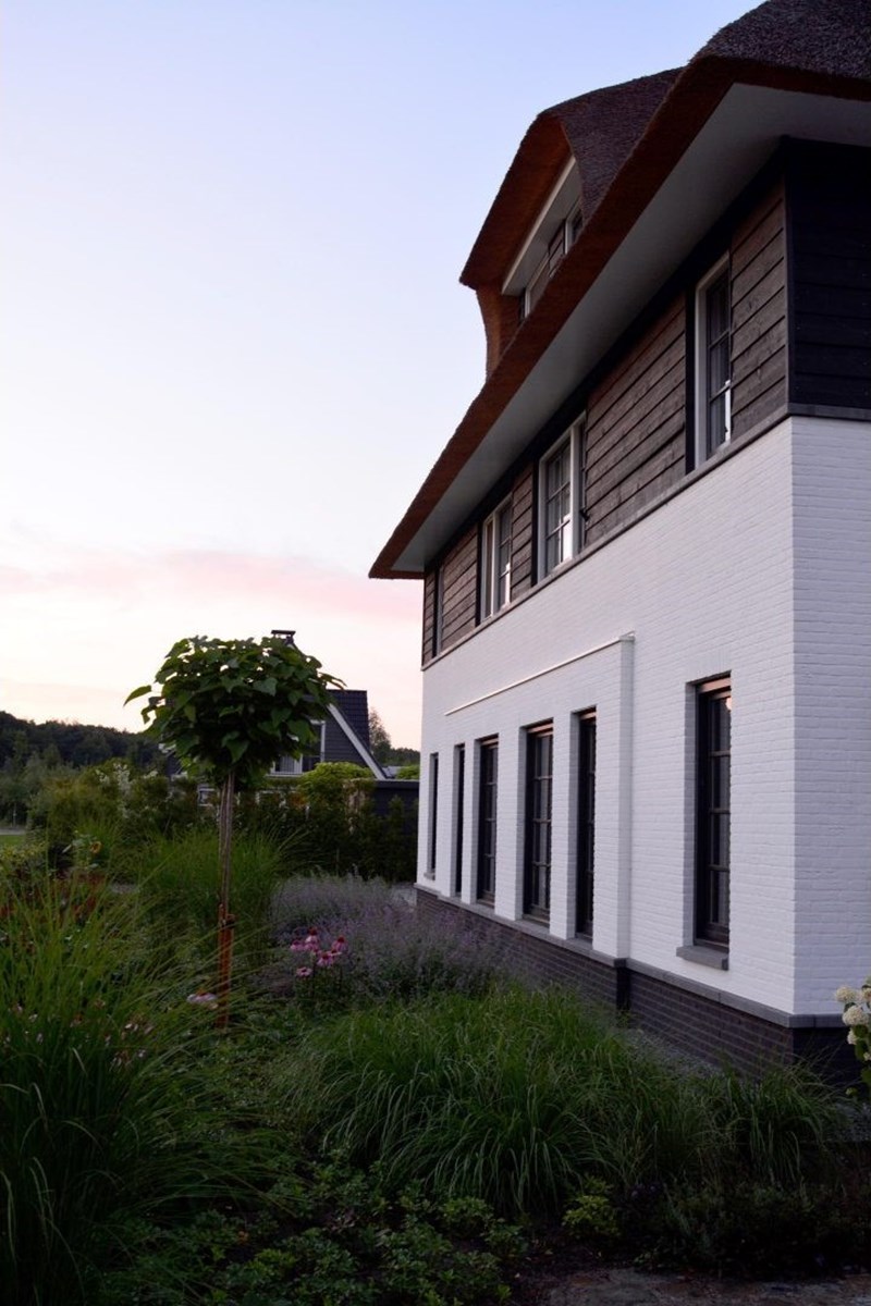 Nieuwbouw Woonhuis Riet Hout Landelijk Wit Twee Onder Een Kap Luxe Ontwerp Omgeving ©Tijmen Bos Architecten5