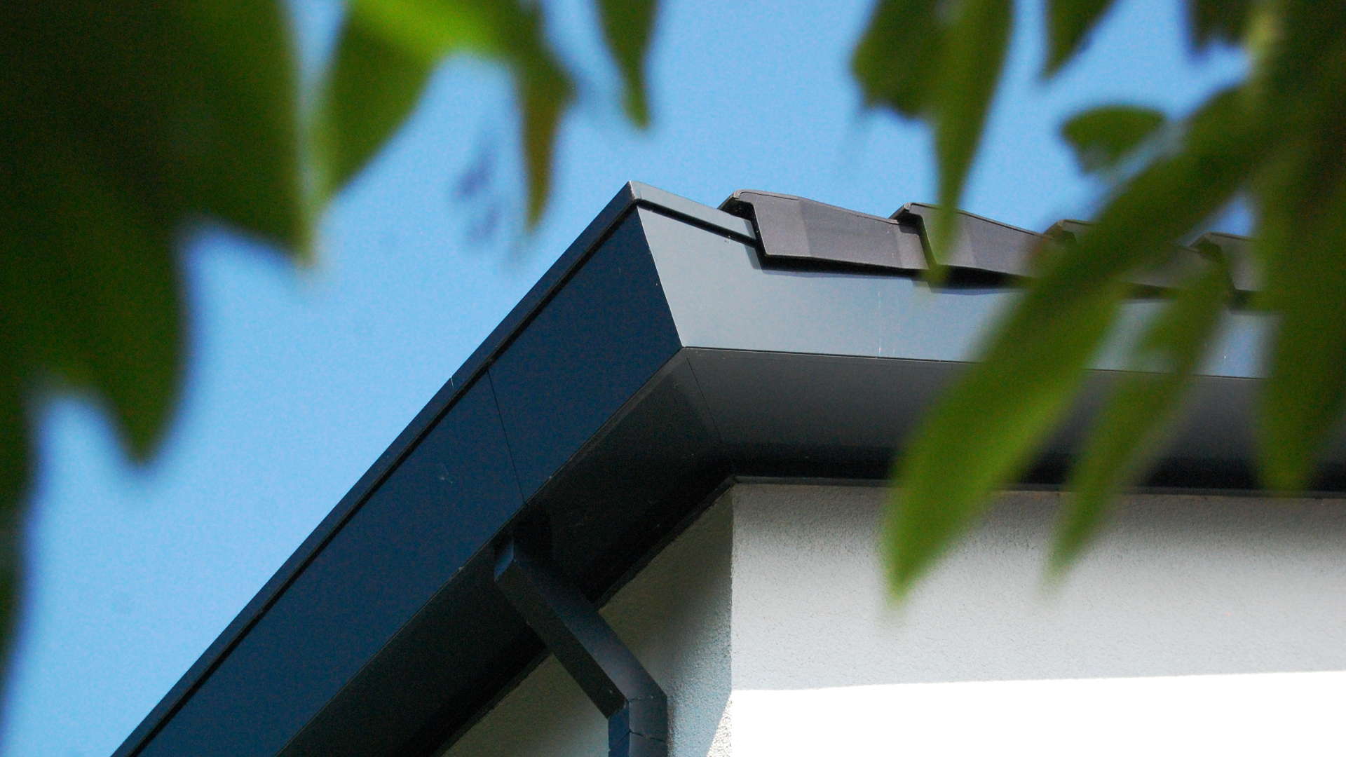 Verbouwing Moderne Woning Architectuur Vierkante Regenpijp Raalte Wit Stucwerk Vlakke Pan Antraciet © Tijmen Bos Architecten Deventer